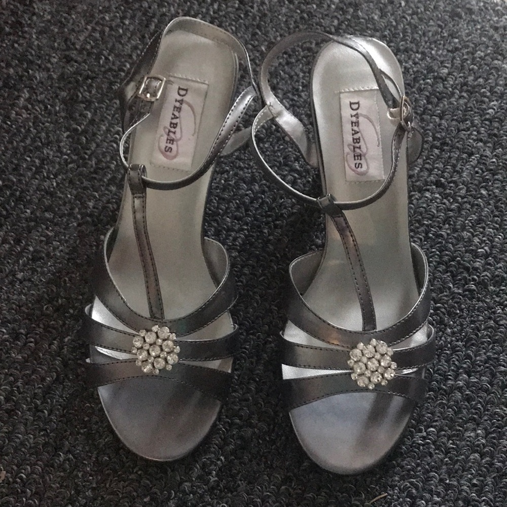 Kitten heel dress shoes